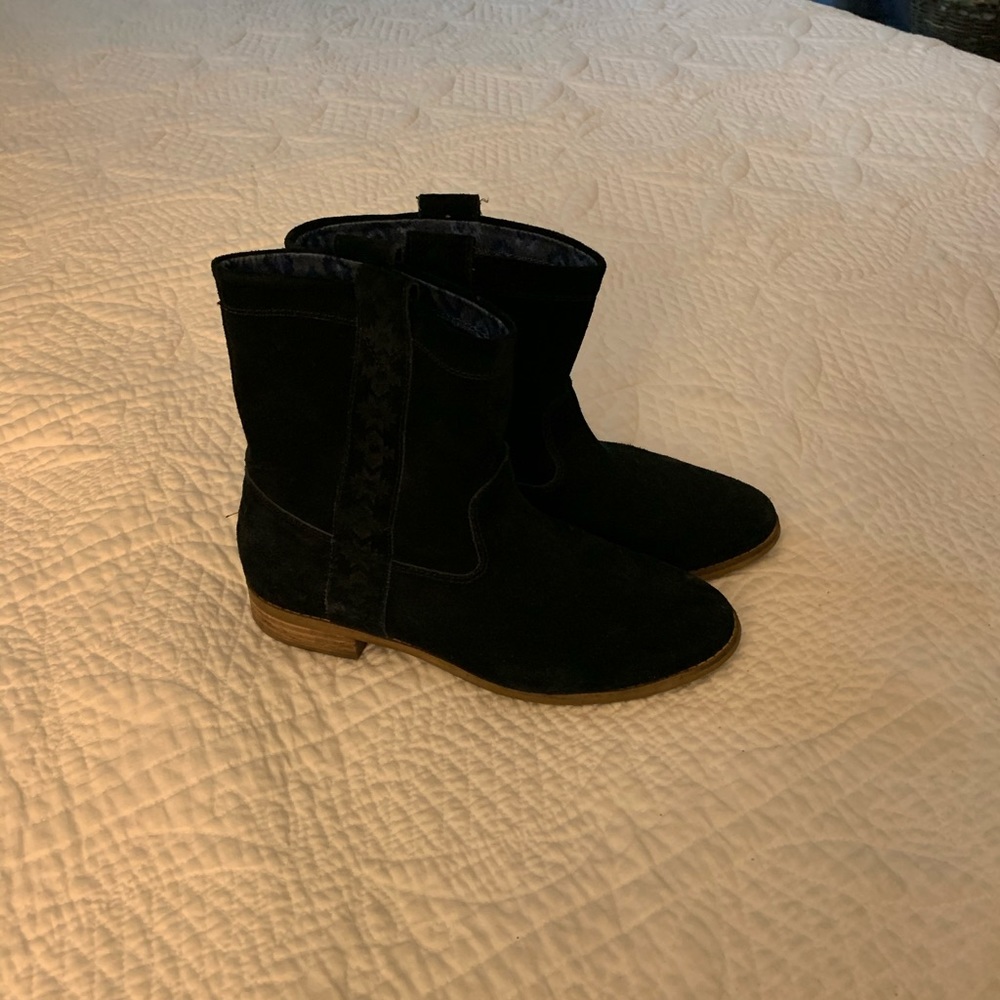 Black suede Toms booties